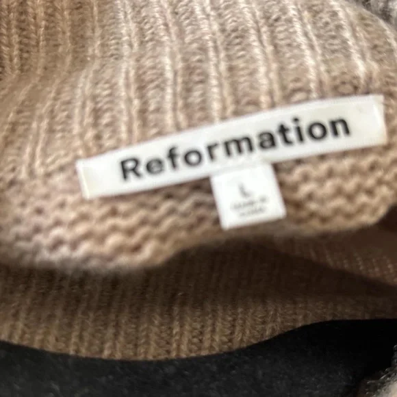 Reformation Garret Oversized Cashmere Turtleneck in Oatmeal - Picture 4 of 4